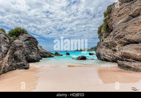 Landschaft aus Meer, Felsen und Strand in Horseshoe Bay, Southampton Parish, Bermuda Stockfoto