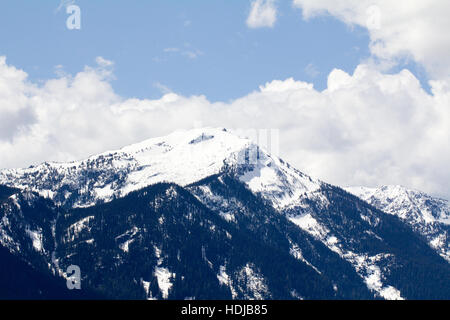 Eine atemberaubende Aussicht auf einem Berg mit Schnee am Lake Wenatchee, Washington, USA Stockfoto