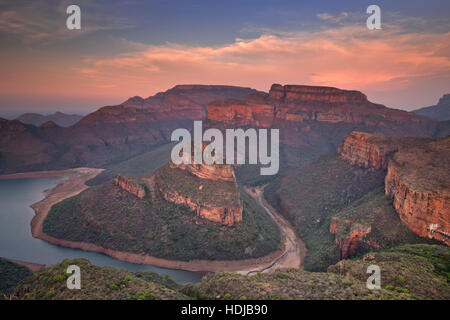 Blick über den Blyde River Canyon und die drei Rondavels in Südafrika bei Sonnenuntergang. Stockfoto
