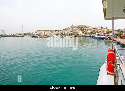 Dalt Vila Eivissa und Fähre Ibiza im Hafen festgemacht an einem bewölkten Tag auf 25. Oktober 2016 in Marina Botafoch, Ibiza, Spanien. Stockfoto