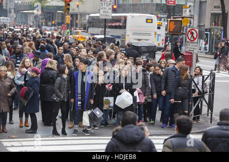 Fifth Avenue am Rockefeller Center in der Nähe von Saint Patricks Kathedrale ist völlig mit Shopper & Touristen am schwarzen Freitag, der Tag nach Thanksgiving, den traditionelle Start in die shopping-Saison Weihnachtsgeschenk verpackt. New York City. Stockfoto