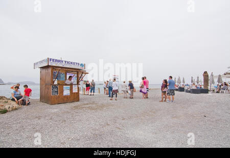 Leute in der Schlange für die Fähre in Es Canar Hafen Ibiza an einem bewölkten Tag im Oktober in Ibiza, Balearen, Spanien. Stockfoto