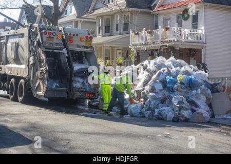 Sanitäter holen recycelbaren Müll aus einem Gebäude in Brooklyn, NY, ab. Stockfoto