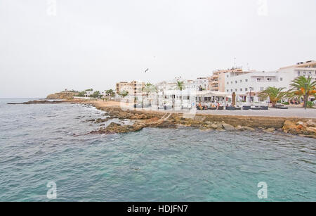 Es Canar Hafen Ibiza an einem bewölkten Tag auf 25. Oktober 2016 in Marina Botafoch, Ibiza, Balearen, Spanien. Stockfoto