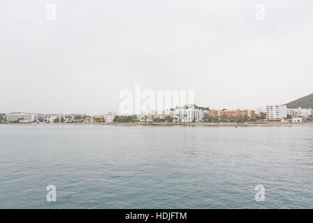 Strand in Es Canar an einem bewölkten Tag am 26. Oktober 2016 in Ibiza, Balearen, Spanien. Stockfoto