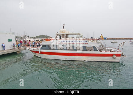 Ankunft der Fähre in Es Canar Ibiza an einem bewölkten Tag auf 25. Oktober 2016 in Es Canar, Ibiza, Balearen, Spanien. Stockfoto