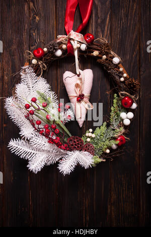 Rote und weiße Weihnachtskranz Stockfoto