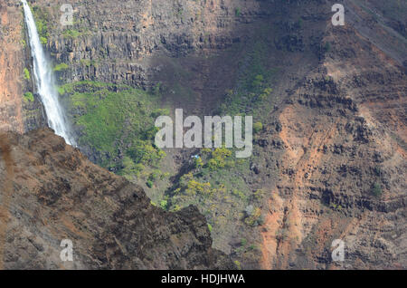 Schlucht mit Wasserfall und Hubschrauber Stockfoto