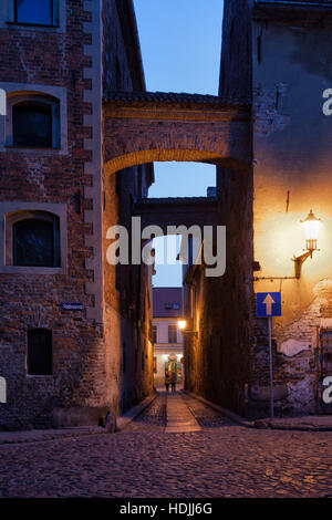 Schmale Straße (Ulica Ciasna) bei Nacht in alte Stadt Torun in Polen, Blick vom Podmurna-Straße Stockfoto