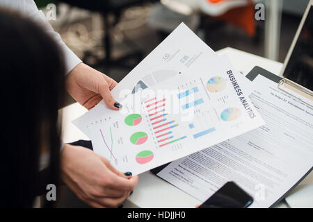 Business-Team analysieren Einkommen Graphen mit modernen Laptops. Analyse und Strategie Konzept hautnah. Stockfoto