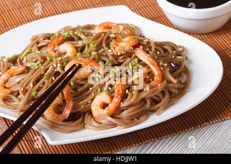 Japanische Soba Buchweizennudeln mit Garnelen und Sesam Samen auf eine Platte Nahaufnahme. horizontale Stockfoto