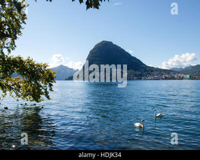 Lugano, Schweiz Parco Ciani und Blick auf den See, Monte San Salvatore und historischen Stadttor Stockfoto