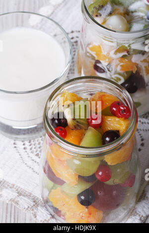 Frisches Obst in einem Glasgefäß und Joghurt Nahaufnahme vertikal von oben Stockfoto