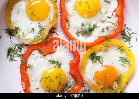 Spiegeleier mit gelben und roten Paprika Makro. horizontale Ansicht von oben Stockfoto