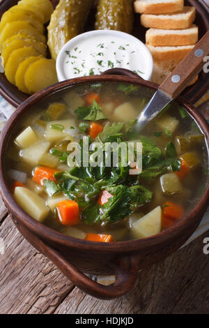 Gurke-Suppe mit Gurken Closeup auf dem Tisch. vertikale Ansicht von oben Stockfoto