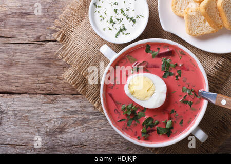 Rote Bete Suppe mit Ei hautnah. horizontale Ansicht von oben Stockfoto