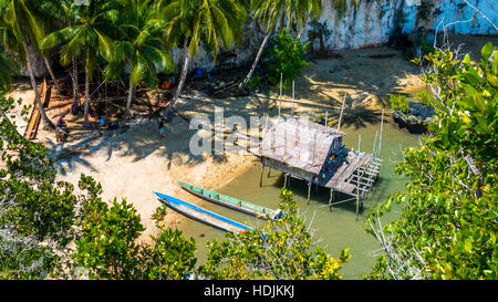 Lokale Leute tippen Sie auf neue Position, Bambushütte und Boote am Strand bei Ebbe, Kabui Bay in der Nähe von Waigeo. West Papua, Raja Ampat, Indonesien Stockfoto