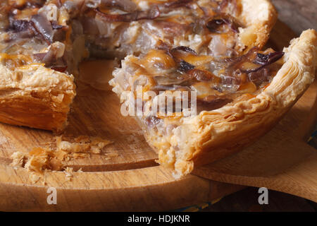 Stück Zwiebelkuchen mit Käse auf die Küche Board horizontale Makro Stockfoto