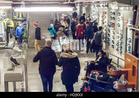Kunden drängen sich den neuen Adidas Flagshipstore auf der Fifth Avenue in New York auf Sonntag, 11. Dezember 2016. Bei 45.000 qm ist der Shop Adidas größten. Nike, der weltweit größte Hersteller von sportlichen Ausrüstung und Bekleidung verliert an Boden als Wettbewerber Adidas und Upstart Under Armour weiter Marktanteile zu gewinnen. (© Richard B. Levine) Stockfoto