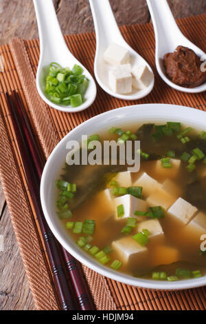 Japanische Miso-Suppe und Zutaten auf den Tisch-Nahaufnahme. vertikale Stockfoto