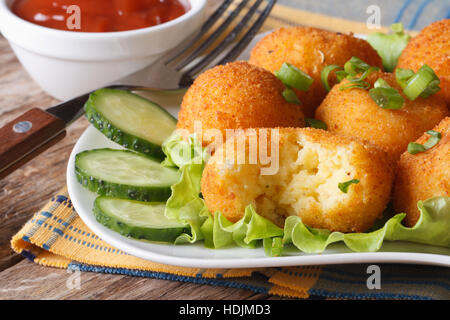 Kartoffelbällchen gebraten auf einer Platte Nahaufnahme. horizontale Stockfoto