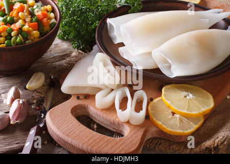 Vorbereitung der rohen Tintenfisch und Zutaten auf den Tisch-Nahaufnahme. horizontale Stockfoto