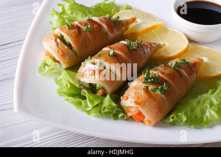 Gegrillter Tintenfisch gefüllt mit Gemüse mit Zitrone und Sauce Closeup. horizontale Stockfoto