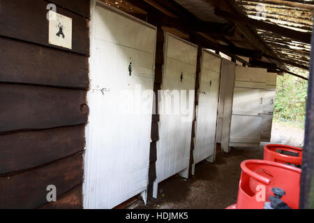 rustikale Holz Campingplatz Sanitärgebäude Stockfoto