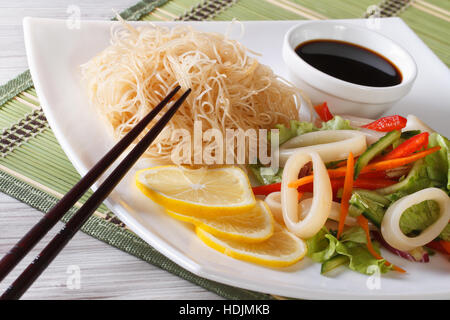 Reis, Nudeln und Meeresfrüchte Salat Nahaufnahme auf einer Platte. horizontale Stockfoto