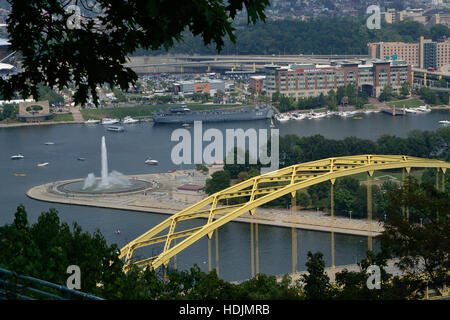 Stadtbild, Point Park, Pittsburgh, Pennsylvania USA, Fort Pitt Brücke im Vordergrund Stockfoto