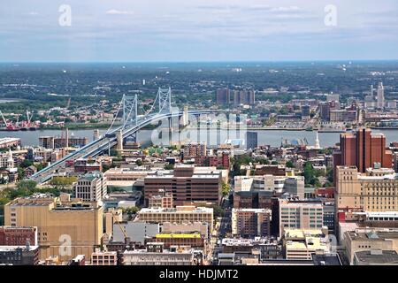 Philadelphia, Pennsylvania USA und Benjamin Franklin Bridge am Delaware River. "Delaware River Reflections" von werden Daniel Stockfoto