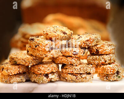 Foto von leckeren Nachtisch und viele Cookies auf dem display Stockfoto