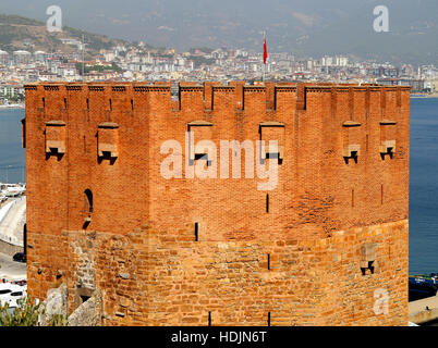 Foto von einem roten Turm in Alanya in der Türkei Stockfoto