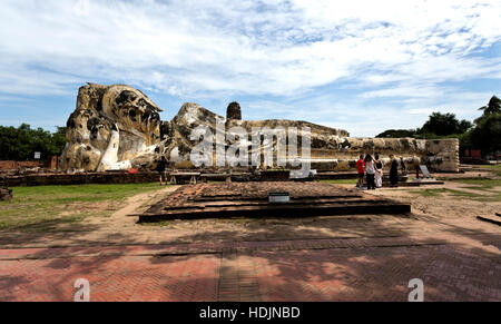 Ansicht von 42 m lange liegende Buddha im Wat Lokaya Juline Kloster, den Tempel der Erde, in Ayutthaya, Thailand Stockfoto