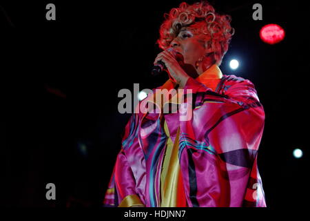 Michelle Sweeney führt auf der Bühne am Platz Emilie-Gamelin in der Innenstadt von Montreal für die Diva Den Montreal Pride Week kostenlose Outdoor-Show statt. Mo Stockfoto