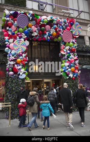 Menschen gehen durch die verzierten Eingang von Saks Fifth Avenue am schwarzen Freitag der traditionelle Beginn der Weihnachten Weihnachtsgeschäft in die Läden. Stockfoto