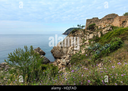 Sant Esteve de Mar Burgruinen und Meer Landschaft, Palamos, Girona, Costa Brava, Spanien. Stockfoto