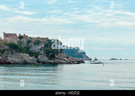 Sant Esteve de Mar Burgruinen und Meer Landschaft, Palamos, Girona, Costa Brava, Spanien. Stockfoto