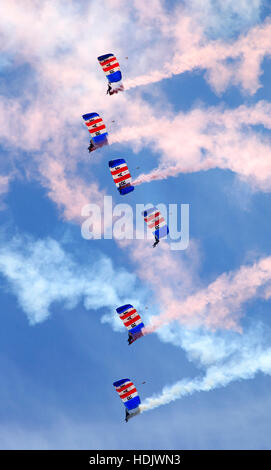 Die Royal Air Force Falcons Fallschirm Display Team bei Airshow 2014 Cosford, Shropshire, England, Europa Stockfoto