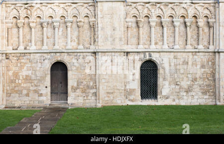 Südseite an die Kathedrale von Canterbury, England, gegründet im 6. Jahrhundert, umgebaut im romanischen Stil von den Normannen im 11. Jahrhundert Stockfoto