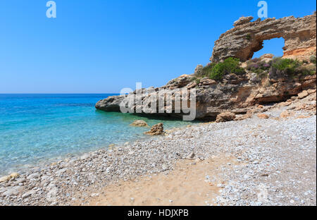 Loch im Felsen am Drymades Strand, Albanien. Sommer-Ionisches Meer-Küstenblick. Stockfoto