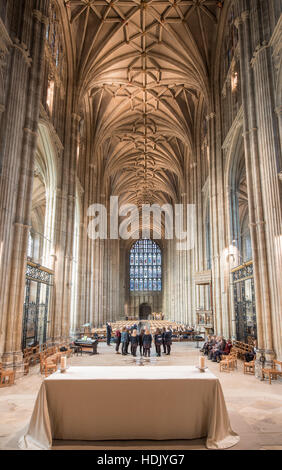 Schiff an die Kathedrale von Canterbury, England, gegründet im 6. Jahrhundert, umgebaut im romanischen Stil von den Normannen im 11. Jahrhundert Stockfoto