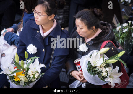 Rom, Italien. 12. Dezember 2016. Studenten der Akademie der bildenden Künste in Rom erinnert heute Morgen Zhang Yao Tod, der chinesische Student, besuchte einen Mode-Kurs am Institut Ripetta und tot vor einigen Tagen in Rom gefunden. © Andrea Ronchini/Pacific Press/Alamy Live-Nachrichten Stockfoto