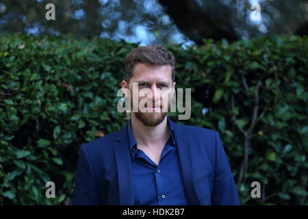 Roma, Italien. 12. Dezember 2016. Italienische Schauspieler Massimiliano Nicolini während der Fototermin der italienischen Fiktion "Il Mio Vicino del Piano di Sopra", das ist Teil des Kreislaufs TV Film "Purchè Finisca Bene 2" von Rai Fiction produziert. © Matteo Nardone/Pacific Press/Alamy Live-Nachrichten Stockfoto