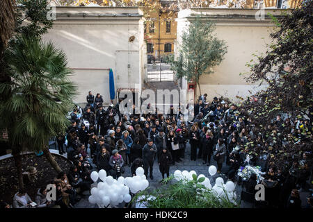 Rom, Italien. 12. Dezember 2016. Studenten der Akademie der bildenden Künste in Rom erinnert heute Morgen Zhang Yao Tod, der chinesische Student, besuchte einen Mode-Kurs am Institut Ripetta und tot vor einigen Tagen in Rom gefunden. © Andrea Ronchini/Pacific Press/Alamy Live-Nachrichten Stockfoto