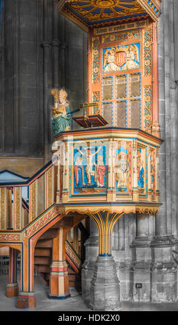 Kanzel in der Kathedrale von Canterbury, England, gegründet im 6. Jahrhundert, umgebaut im romanischen Stil von den Normannen im 11. Jahrhundert Stockfoto