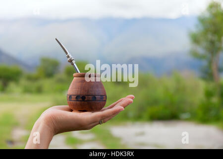 Yerba Mate in einem traditionellen Kalebasse, Hand, Platz für Ihren text Stockfoto