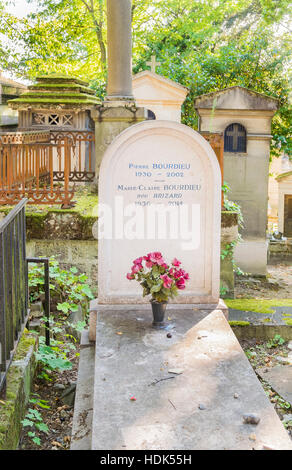 Grabstein des französischen Soziologen Pierre Bourdieu und Frau Marie-Claire, Pere Lachaise Friedhof Stockfoto