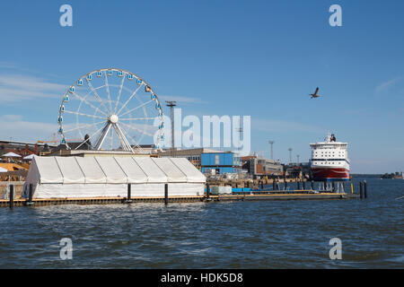 Hafen von Helsinki in Finnland, ein Riesenrad mit Schiff Stockfoto