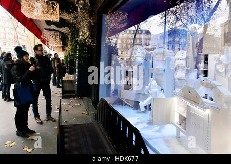 Kaufen Sie Windows Weihnachten Animationen in Les Galeries Lafayette Haussmann, Paris, Frankreich Stockfoto